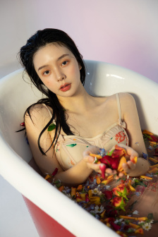 女大学生特殊的精油按摩